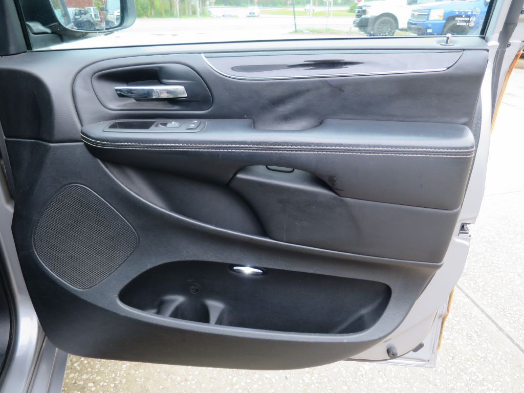 2016 Chrysler Town & Country Image 16