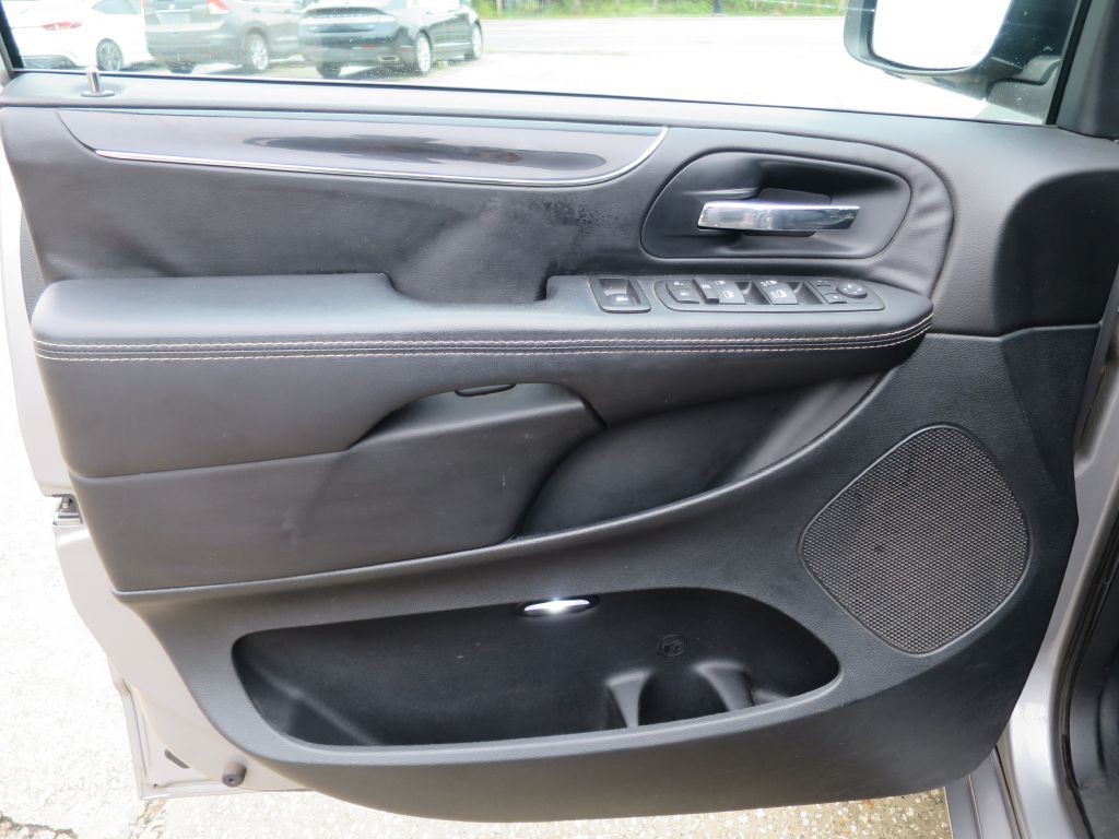 2016 Chrysler Town & Country Image 18