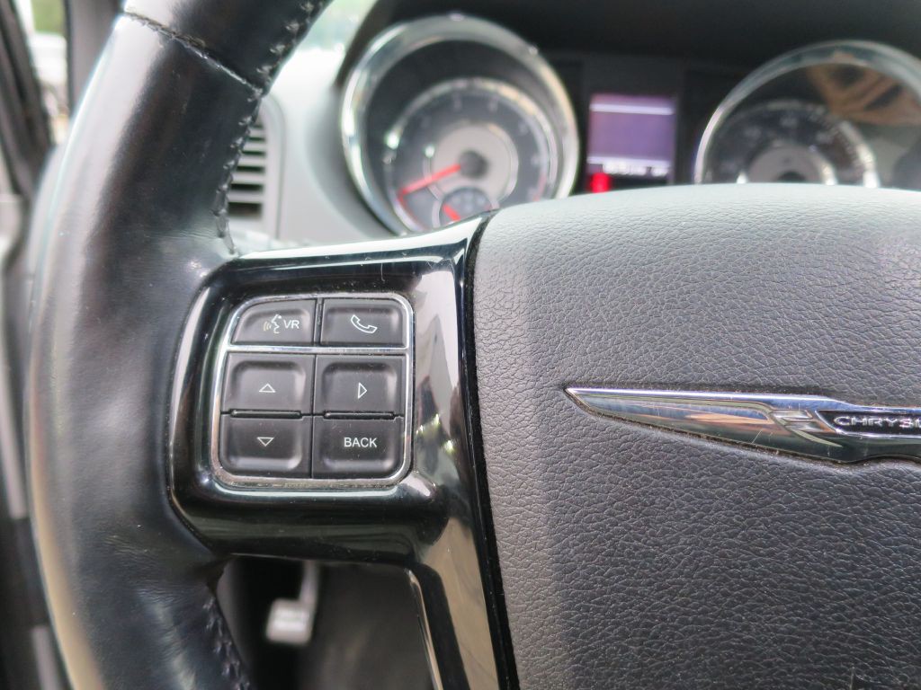 2016 Chrysler Town & Country Image 20