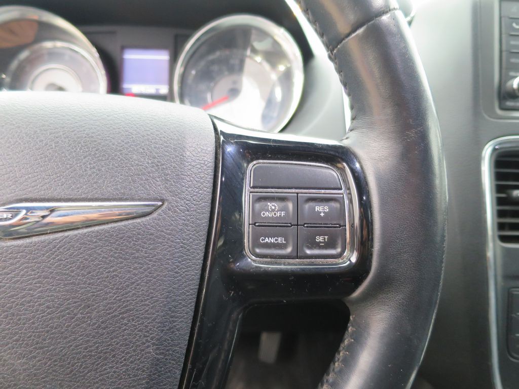 2016 Chrysler Town & Country Image 21