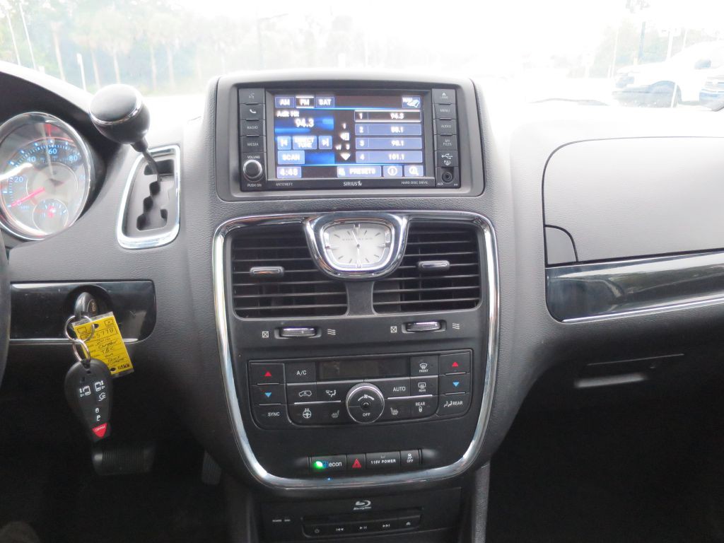 2016 Chrysler Town & Country Image 23