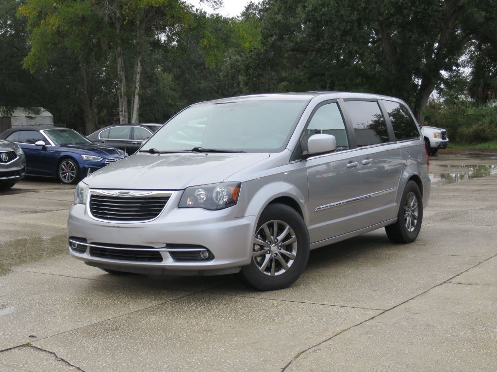 2016 Chrysler Town & Country Image 1