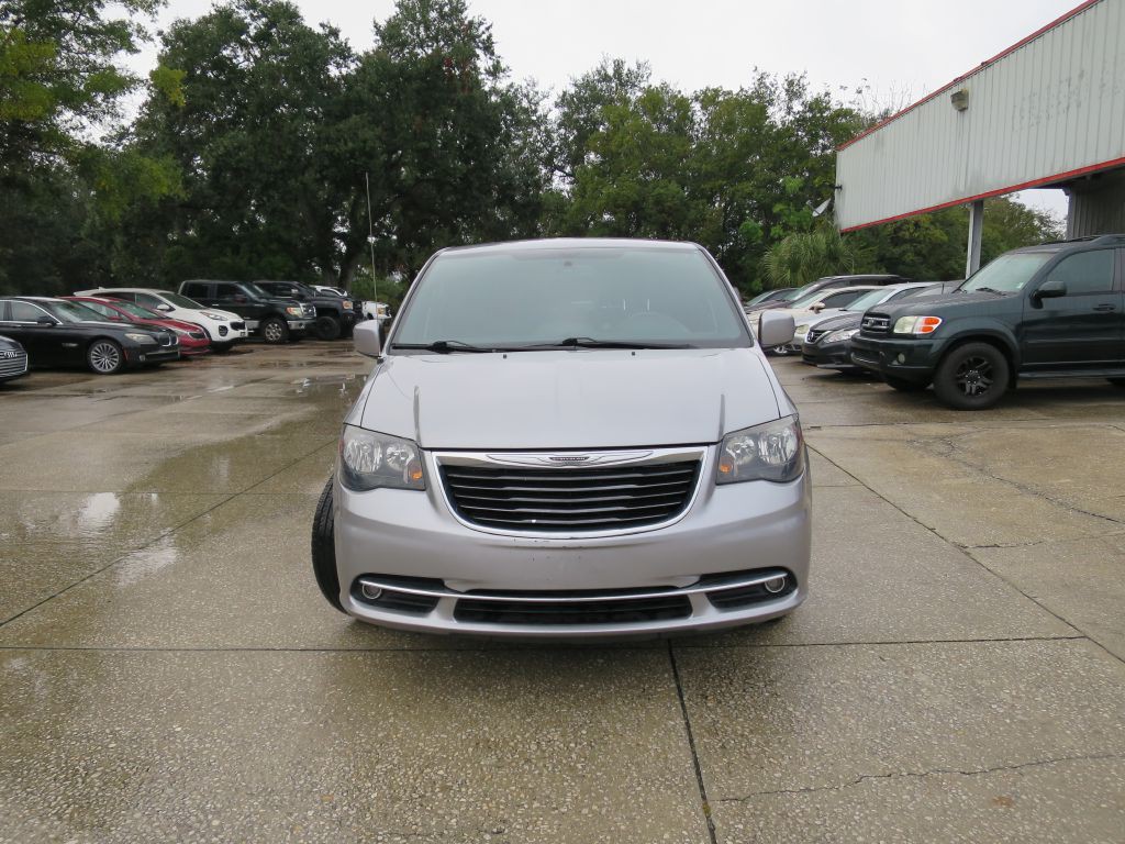 2016 Chrysler Town & Country Image 2