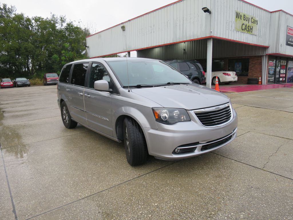2016 Chrysler Town & Country Image 3