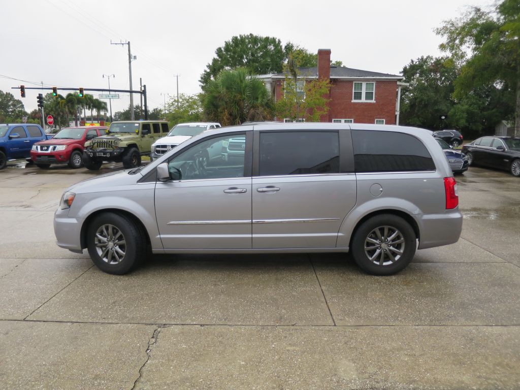 2016 Chrysler Town & Country Image 8