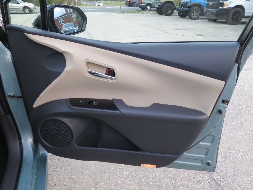2016 Toyota Prius Image 18