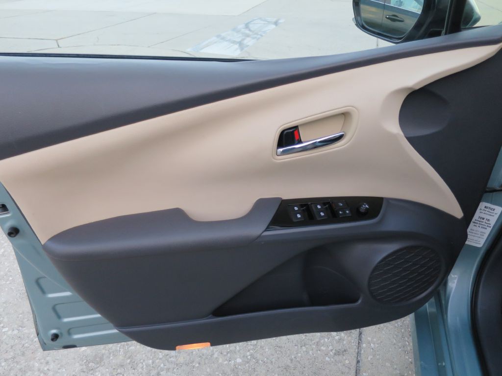 2016 Toyota Prius Image 21