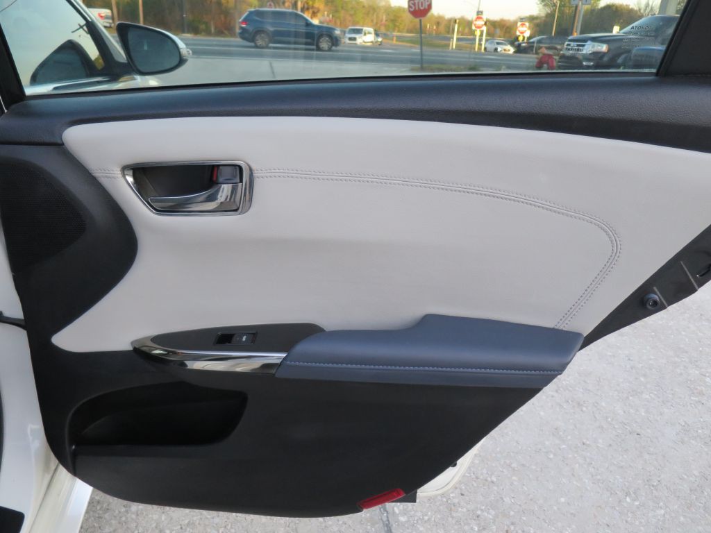 2013 Toyota Avalon Image 16