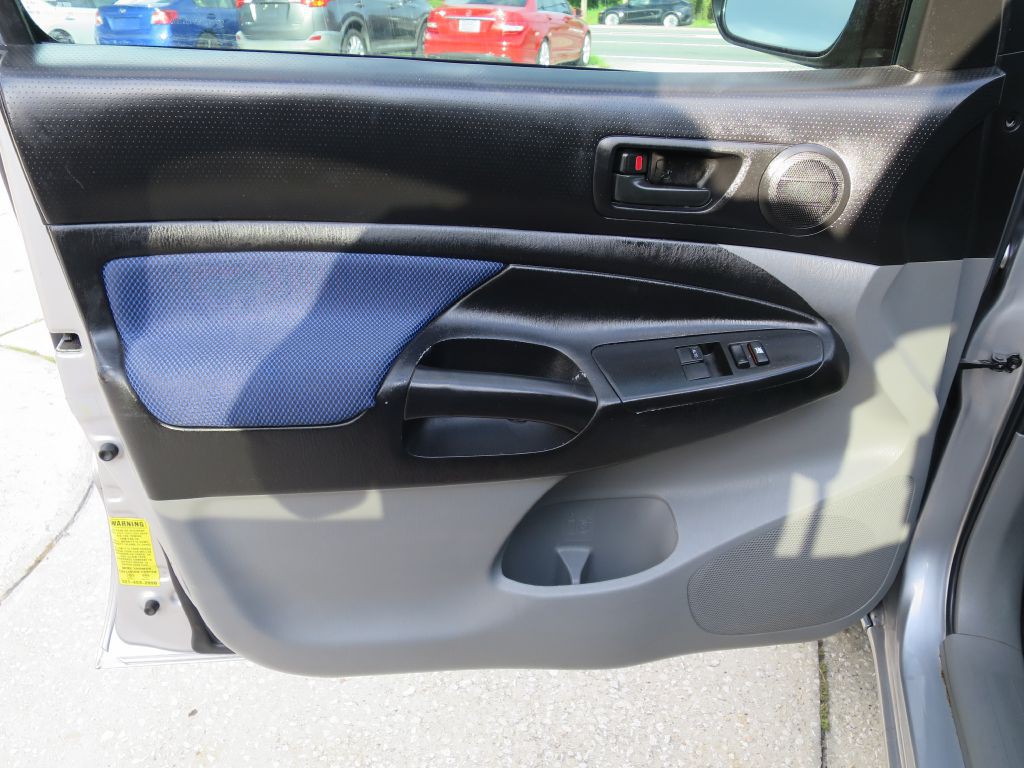 2015 Toyota Tacoma Image 18