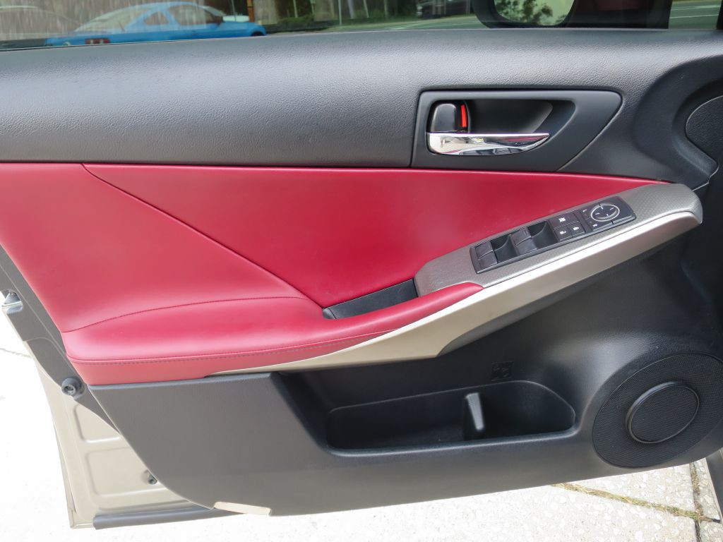 2015 Lexus IS Image 19