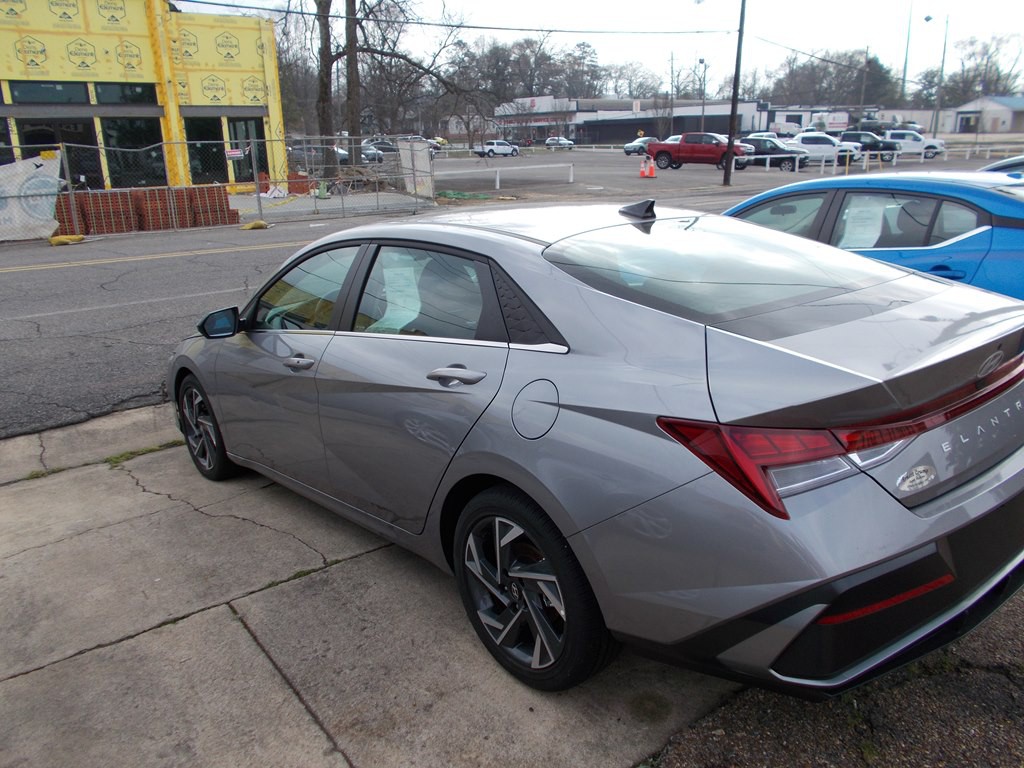 2025 Hyundai Elantra Image 5