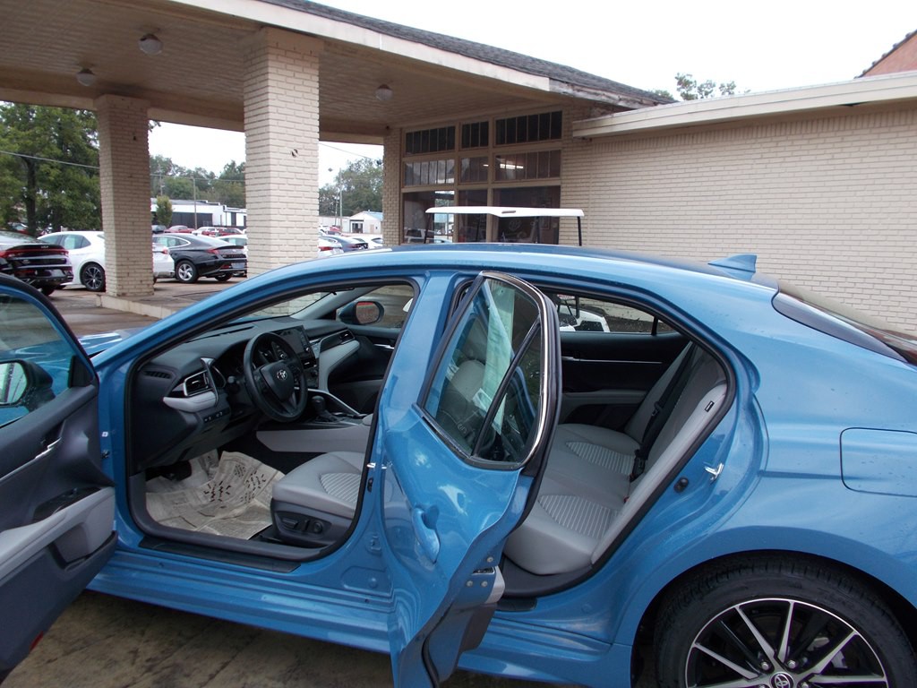 2025 Toyota Camry Image 2