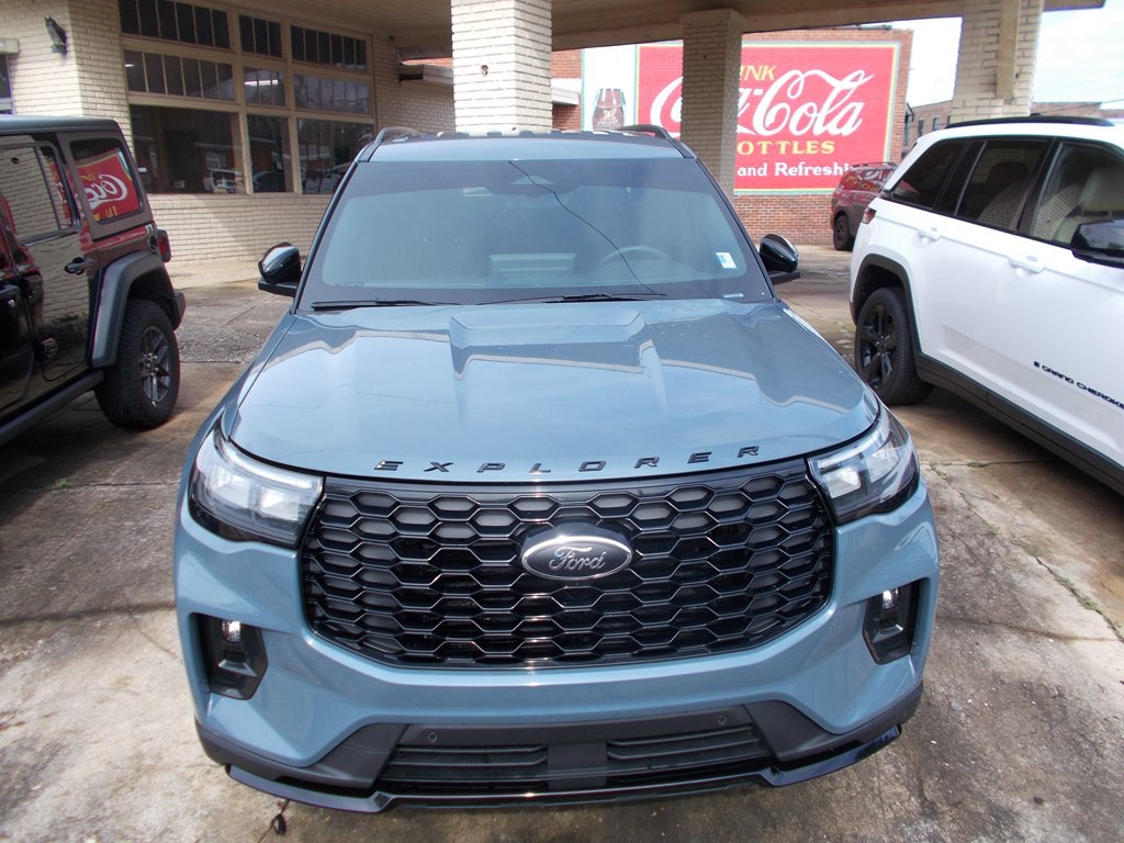 2025 Ford Explorer Image 2