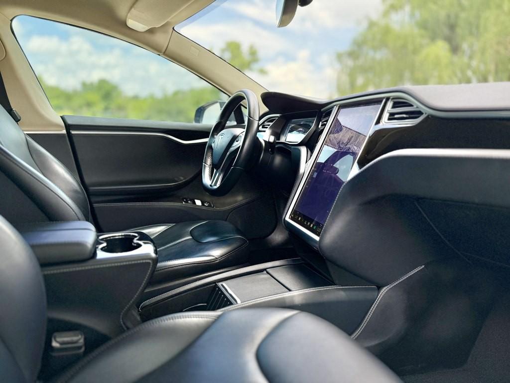 2014 Tesla Model S Image 8