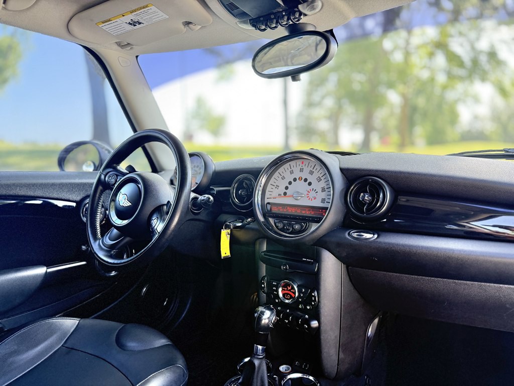 2013 MINI Cooper Image 9