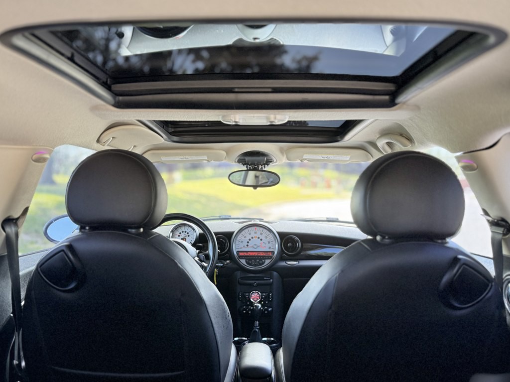 2013 MINI Cooper Image 10
