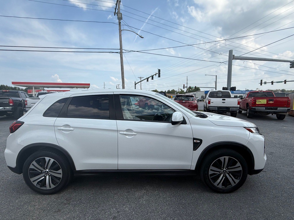 2021 Mitsubishi Outlander Image 1