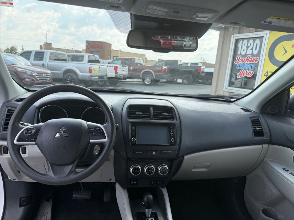2021 Mitsubishi Outlander Image 9