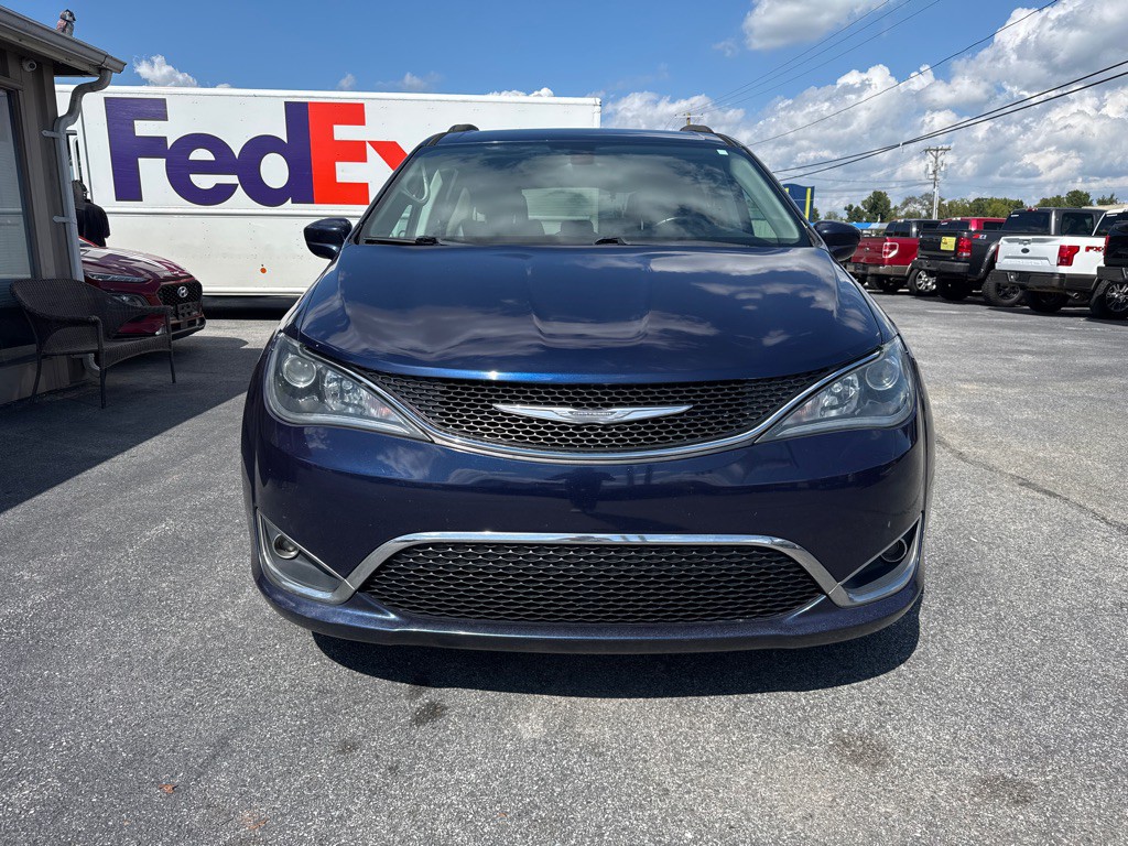 2017 Chrysler Pacifica Image 2