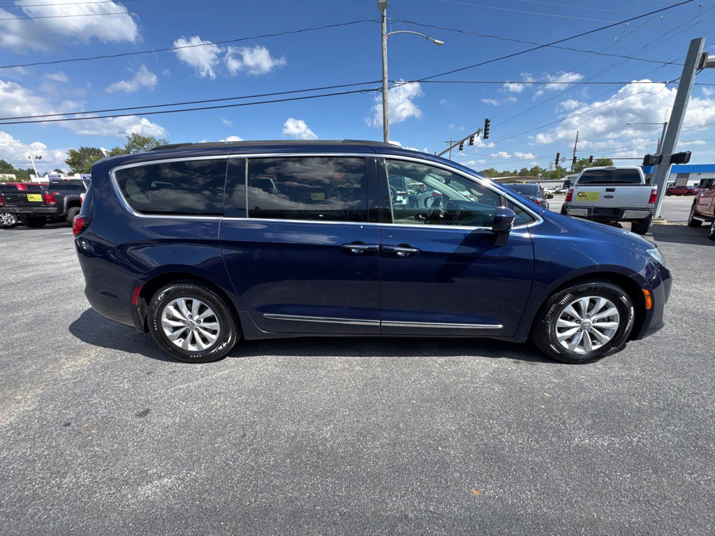 2017 Chrysler Pacifica Image 4