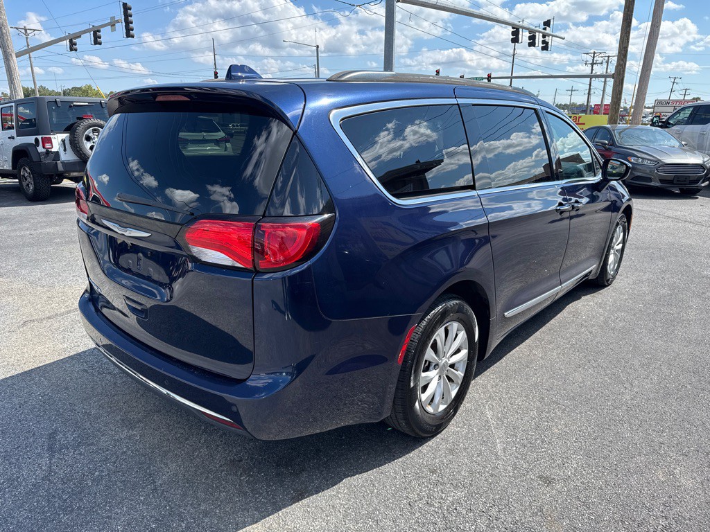 2017 Chrysler Pacifica Image 5