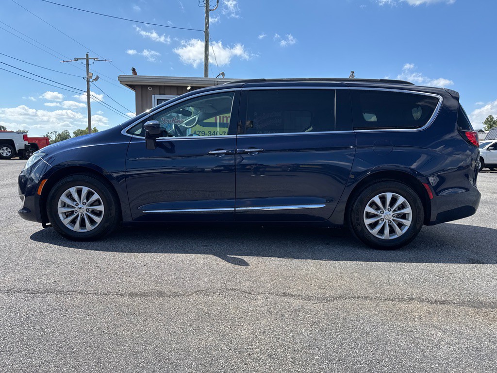 2017 Chrysler Pacifica Image 8