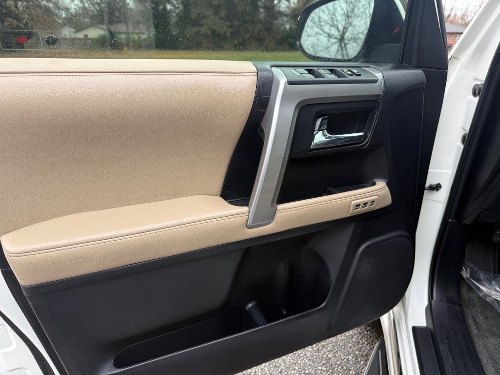 2016 Toyota 4Runner Image 16