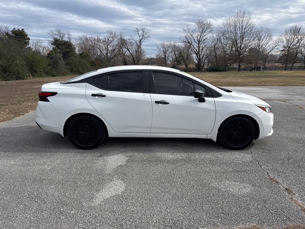 2020 Nissan Versa Image 4