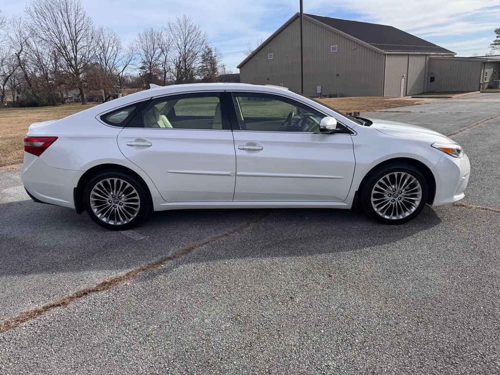 2017 Toyota Avalon Image 4