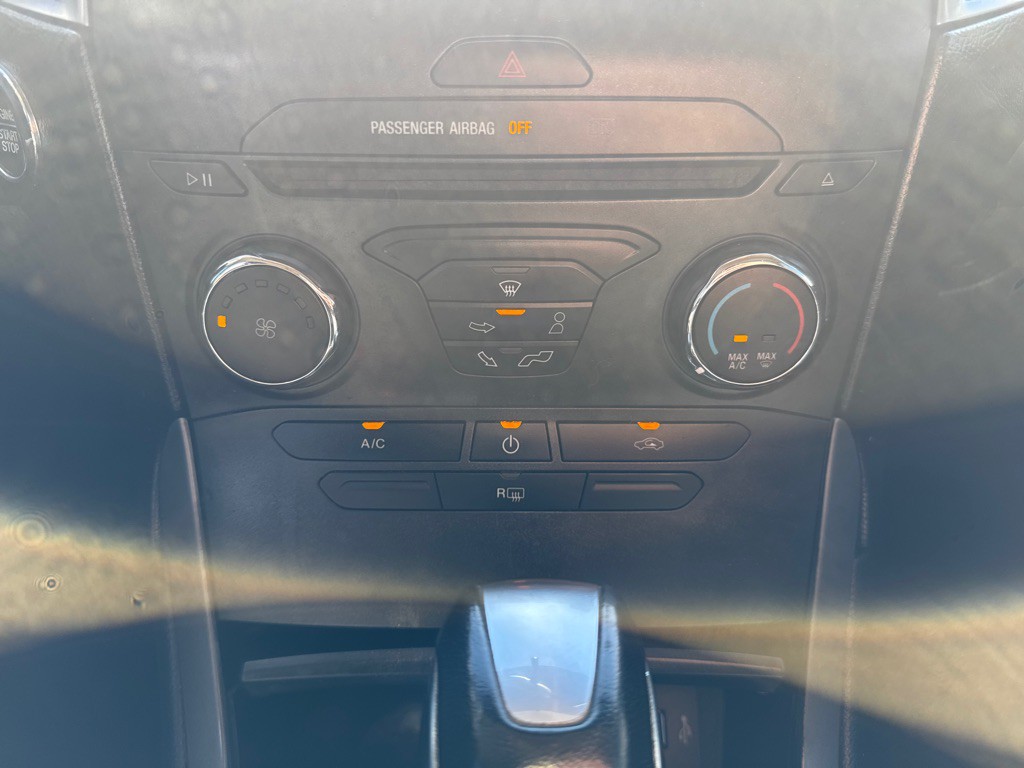 2017 Ford Edge Image 16