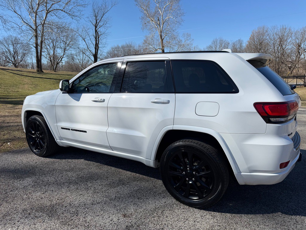 2017 Jeep Grand Cherokee Image 3