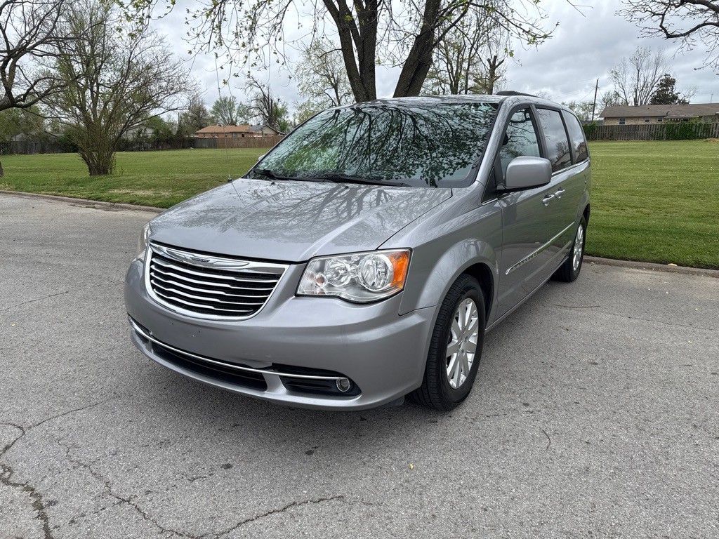 2016 Chrysler Town & Country Image 1