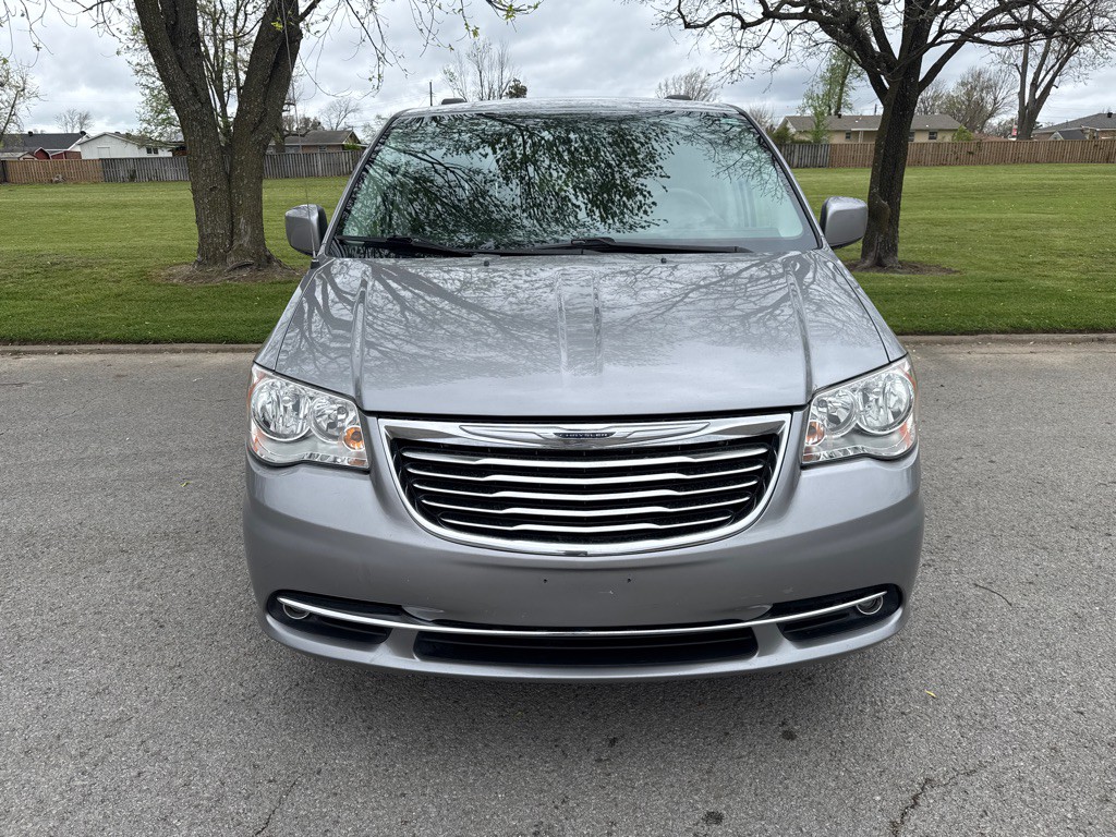 2016 Chrysler Town & Country Image 2