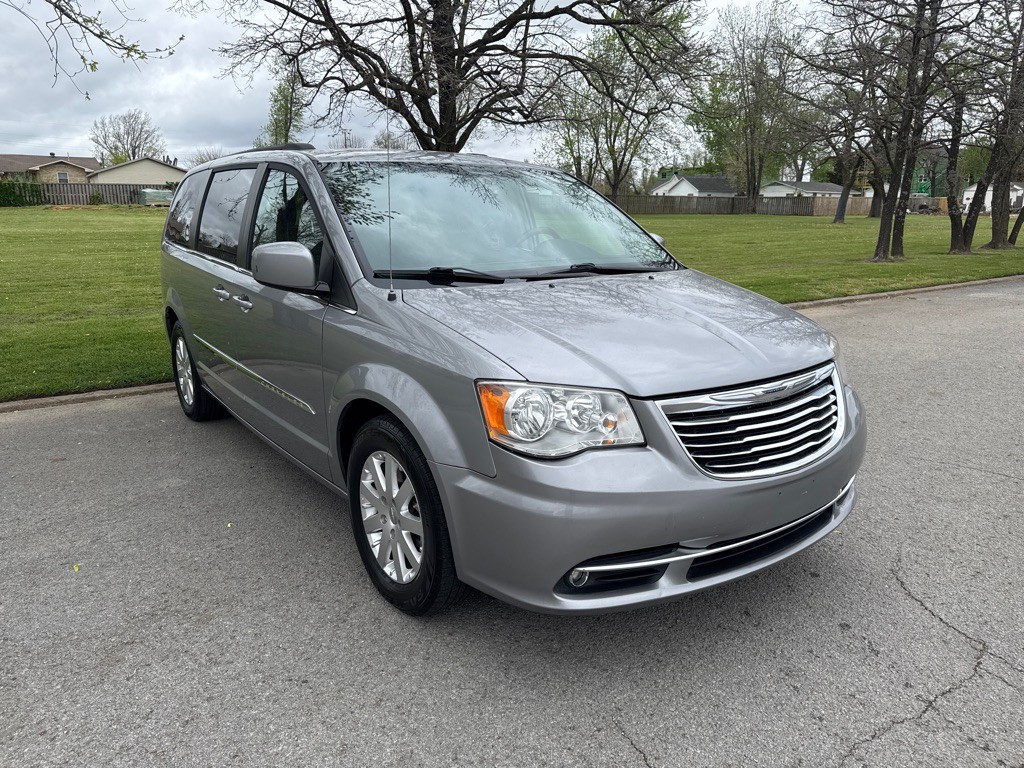 2016 Chrysler Town & Country Image 3