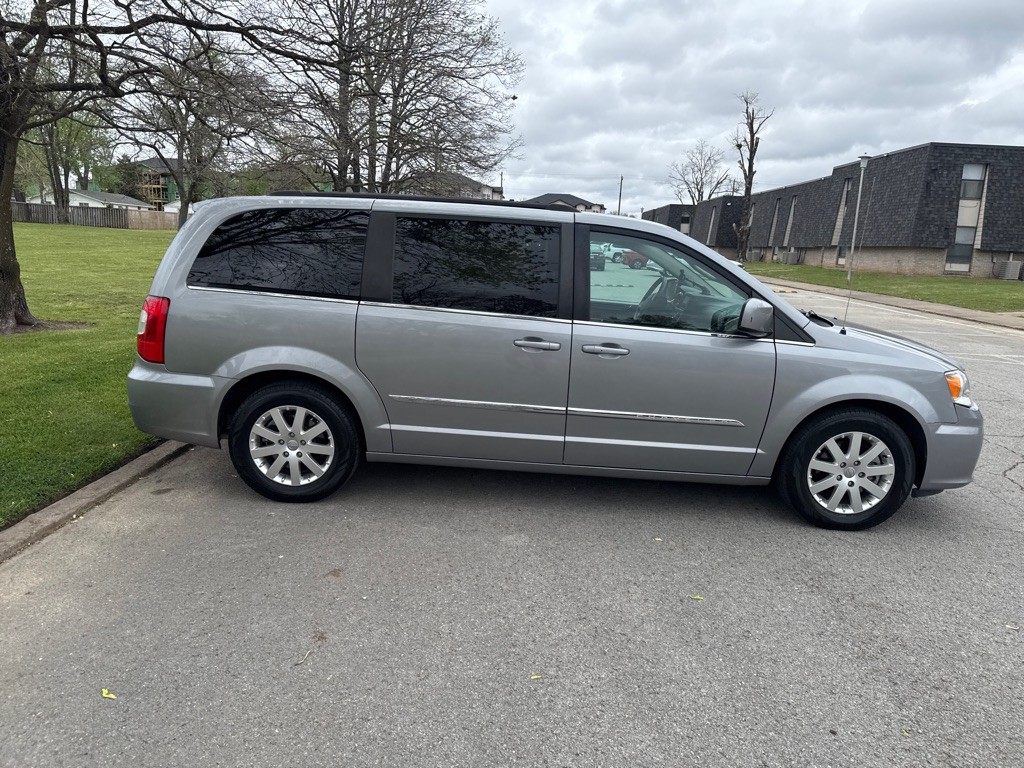 2016 Chrysler Town & Country Image 4