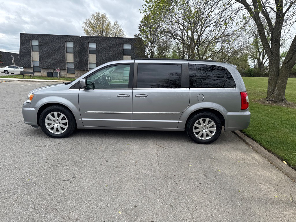 2016 Chrysler Town & Country Image 8