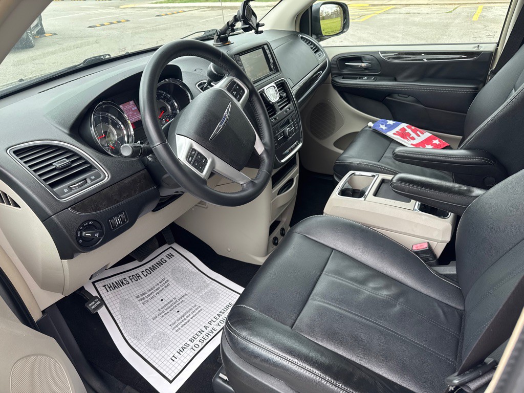 2016 Chrysler Town & Country Image 9