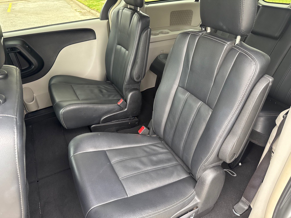 2016 Chrysler Town & Country Image 10