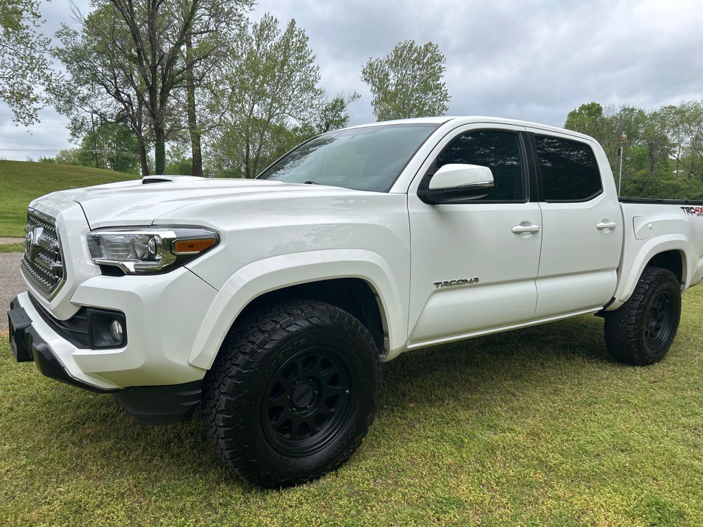 2016 Toyota Tacoma Image 1