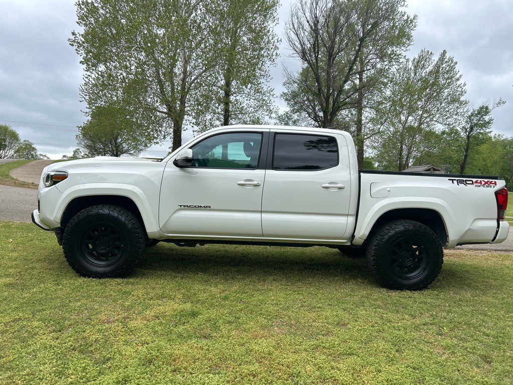2016 Toyota Tacoma Image 2