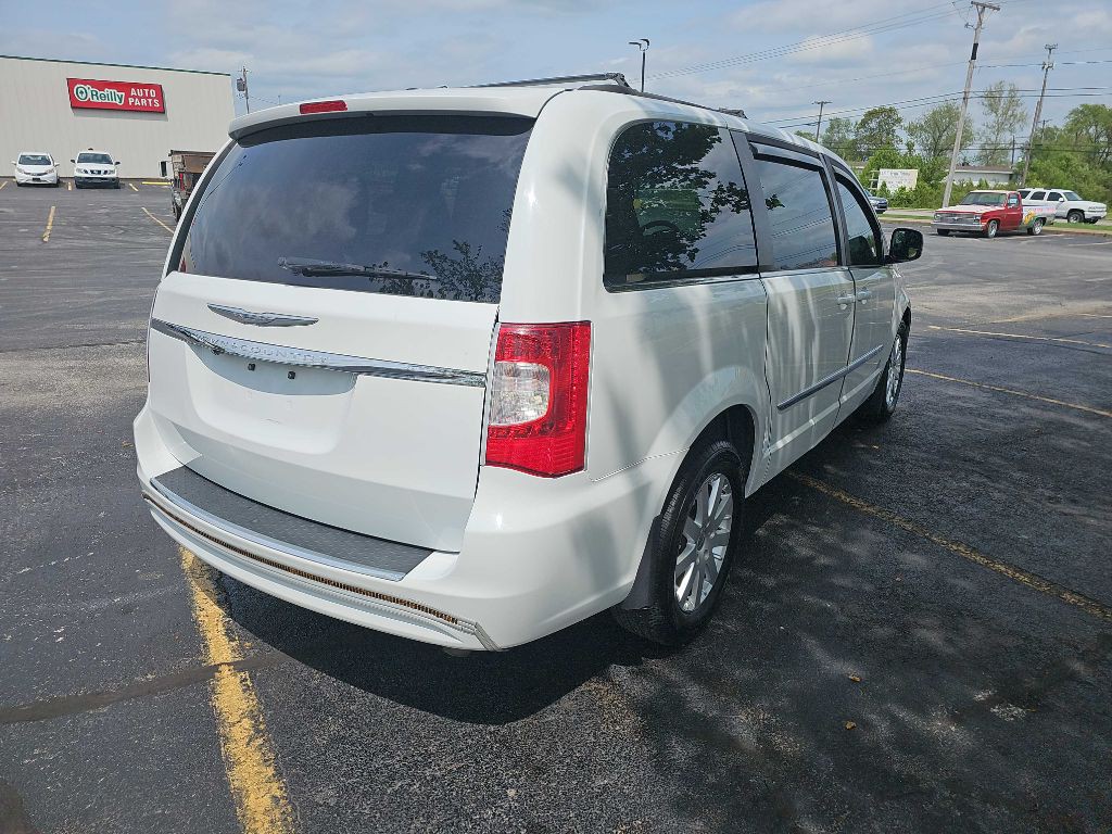 2013 Chrysler Town & Country Image 1