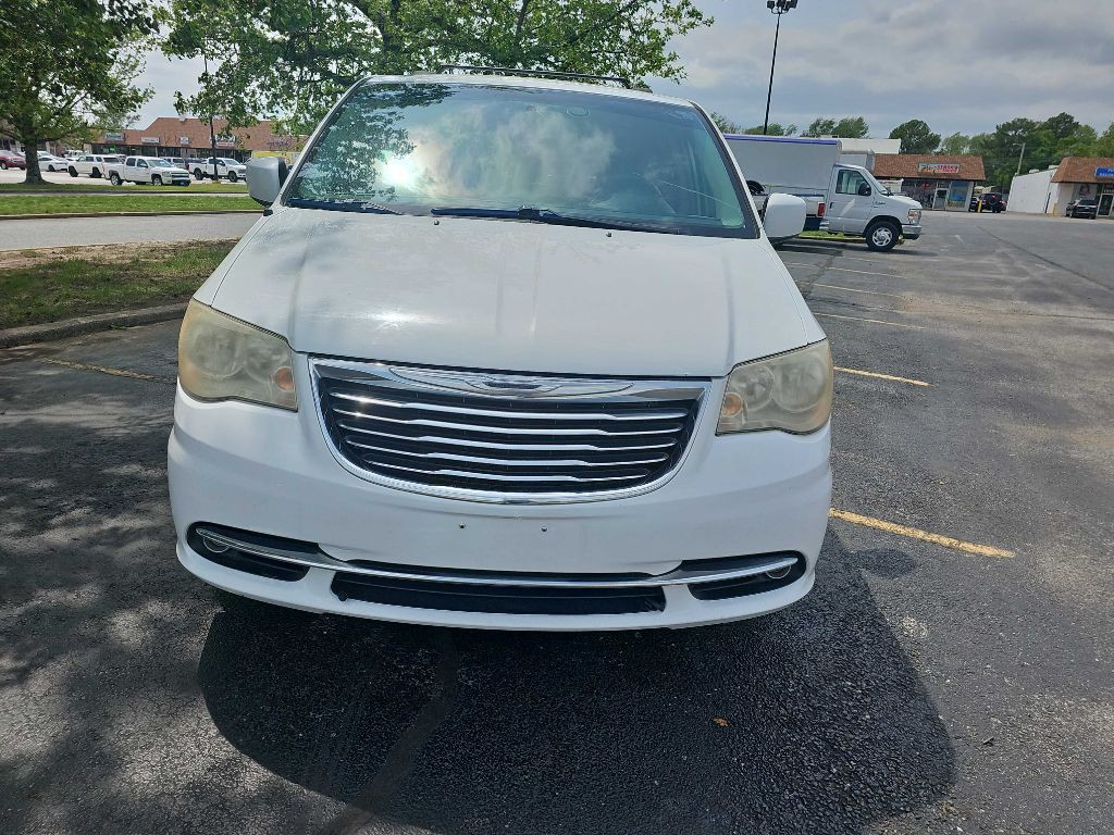2013 Chrysler Town & Country Image 2