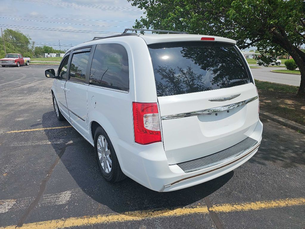 2013 Chrysler Town & Country Image 7