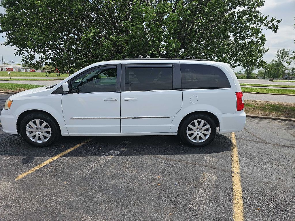 2013 Chrysler Town & Country Image 8