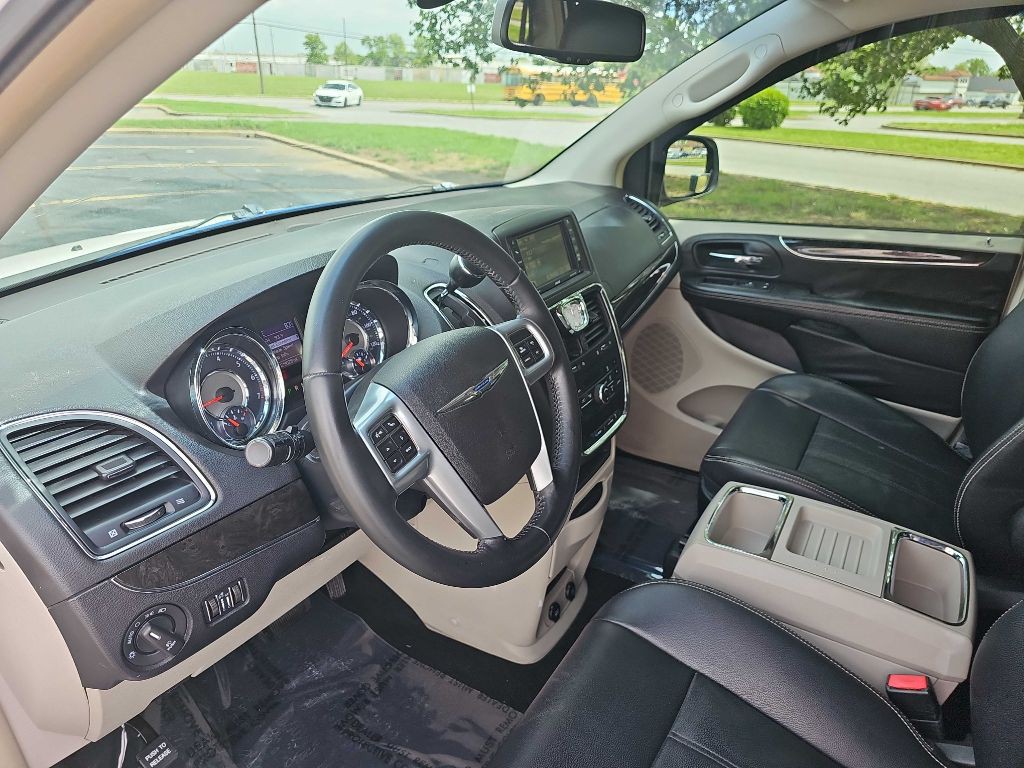 2013 Chrysler Town & Country Image 9