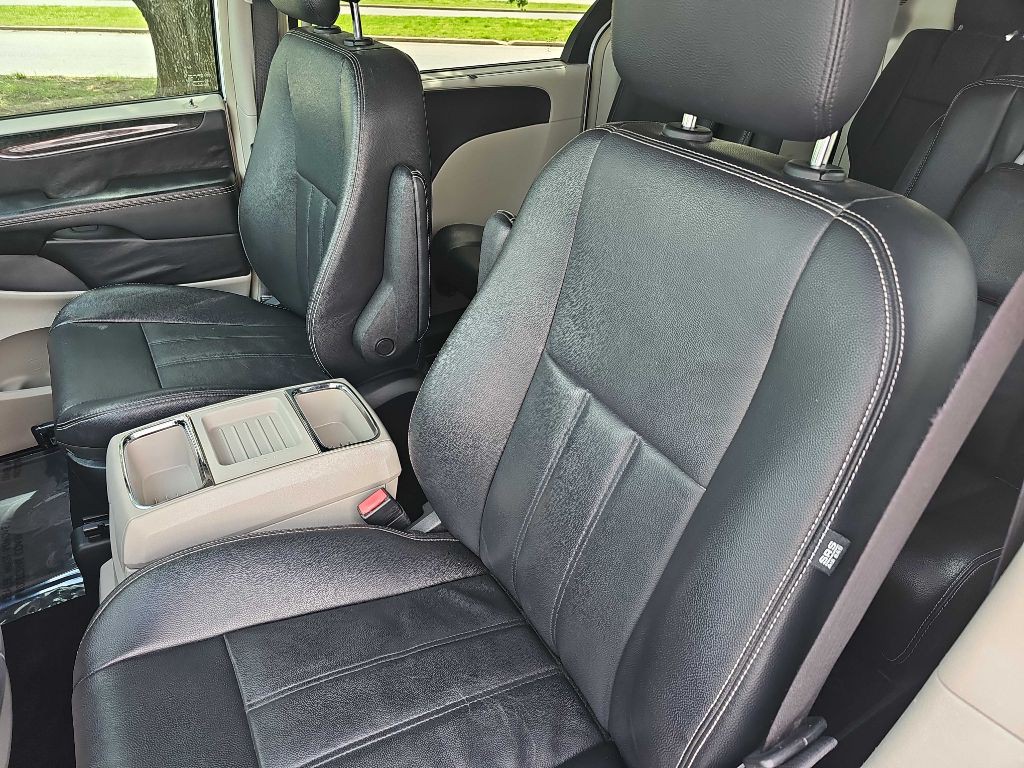 2013 Chrysler Town & Country Image 10