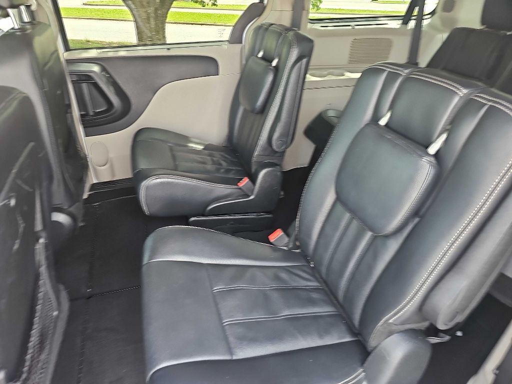 2013 Chrysler Town & Country Image 12