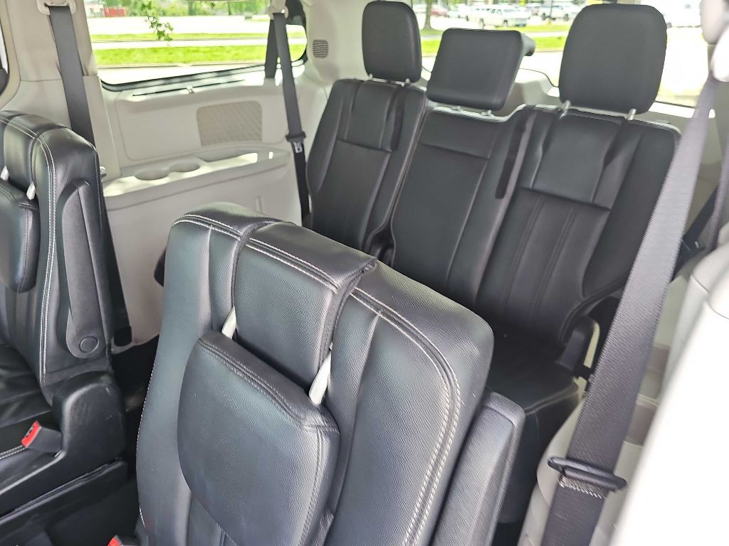 2013 Chrysler Town & Country Image 13