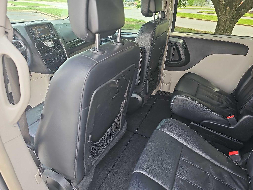 2013 Chrysler Town & Country Image 14