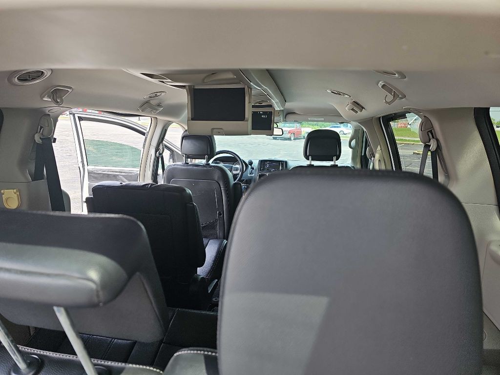 2013 Chrysler Town & Country Image 15
